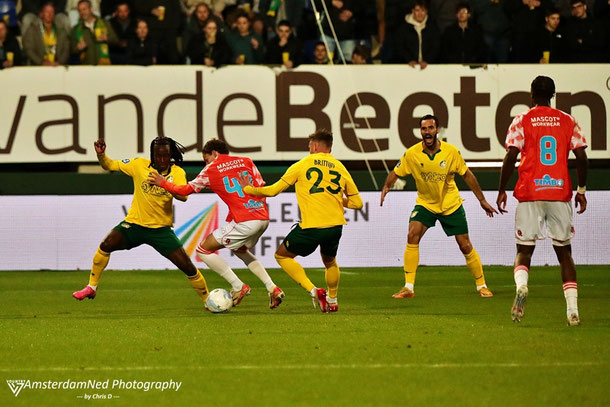 Robin van Cruijssen zal even later op het doel schieten, maar de goalie houdt simpel tegen.... 