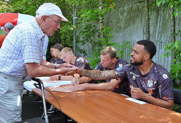 Jong en oud waren op de been, om de handtekening van de FC Volendam spelers te bemachtigen