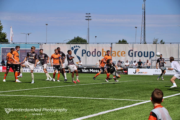 Nieuwkomer Lars de Wit laat doelman de Witte kansloos, bij de 0-2 voor FC Volendam.....