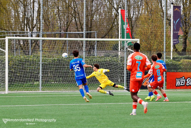 Middenvelder Mika van der Horst schiet beheerst de 2-0 achter de FCDB doelman