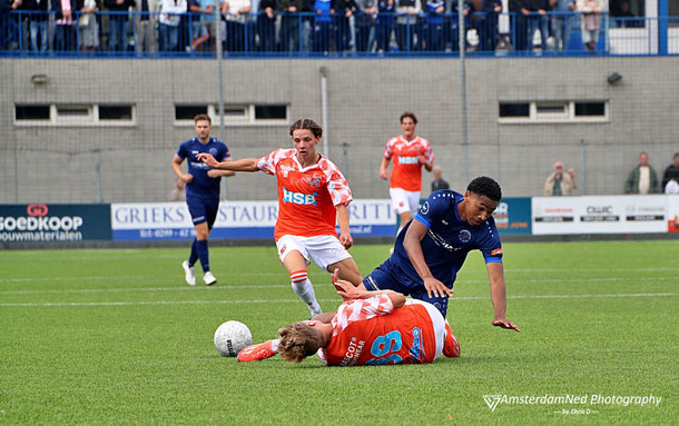 FC Volendam aanvaller Jesper Tielemans wordt gestuit ploegenoot Robin van Cruijssen pikt op en zal even later scoren.....