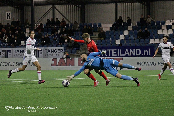 Foto: AmsterdamNed Photography - by ©hris D -  Telstar keeper Trevor Doornbusch houdt Helmond Sport van scoren af.