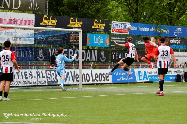 Tiago Codinha acrobatisch in de lucht, maar kopt over, na een geweldige voorzet van Jesper Tielemans.....