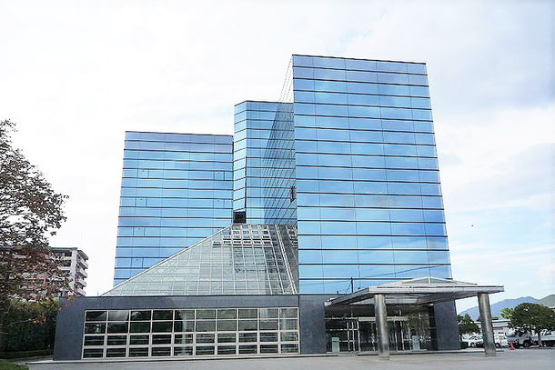 創業百周年を記念して建てられた美しい本社ビル:通称クリスタルビル