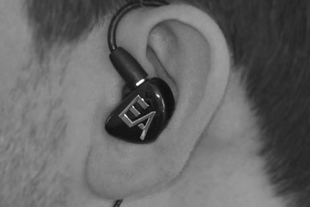 Comment porter les écouteurs tour d'oreille in-ear monitors EA502 de Erdre Audio