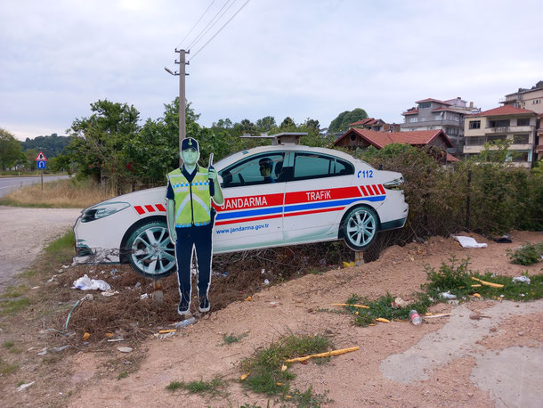 Türkei - Polizisten und Polizeiautos aus Pappkarton