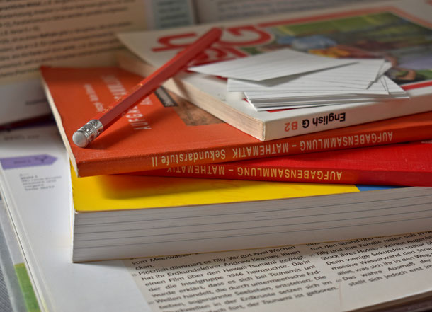 Schulbücher gestapelt, Bleistift mit Radiergummi, Karteikarten