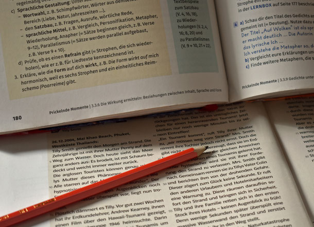 aufgeschlagene Schulbücher, Bleistift