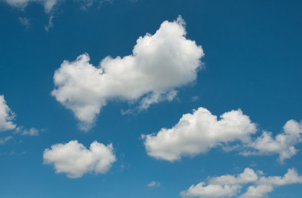 Wolken, blauer Hommel, Foto: Pixabay