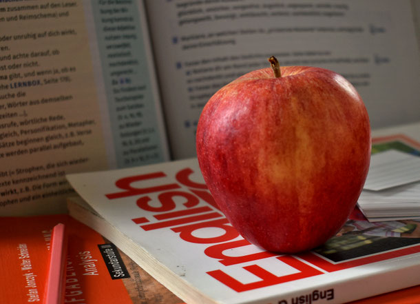 rote Apfel auf Schulbüchern