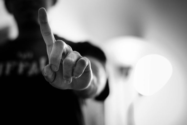 Erhobener Finger, kontrollierendes Verhalten, toxisches Verhalten