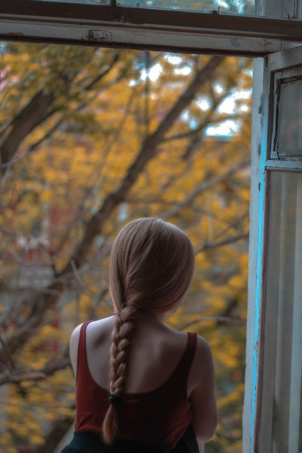 Frau schaut aus dem Fenster in die Natur, Foto: Pixabay