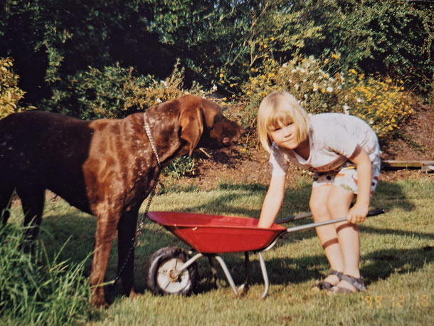 Aus Kindertagen: Katja mit Deutsch-Kurzhaar