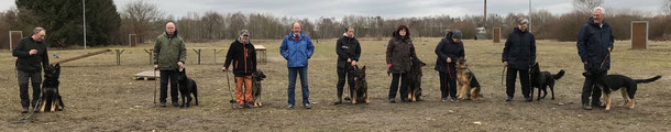 unsere Mitglieder v.l.n.r. Dietmar mit Greif, Hans mit Emma, Andrea mit Thekla-Carola, WB Hans-Peter Schweimer, Manuela mit Toni-Marschall, Marita mit Samu, Gisela mit Ulla, Ulrike mit Balou, Jens-Peter mit Kleopatra