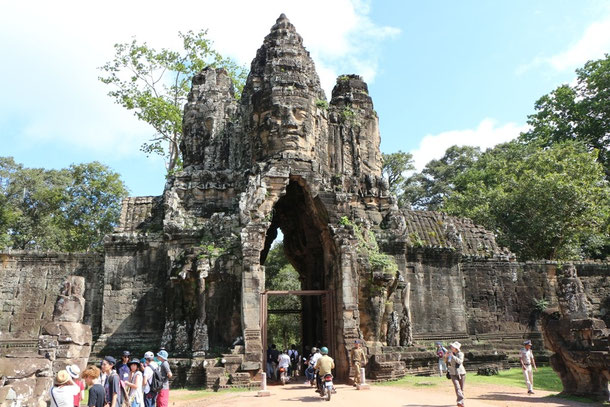 Das Südtor von Angkor Thom (Große Hauptstadt) mit der lächelnden Lokeshvara und Betenden!