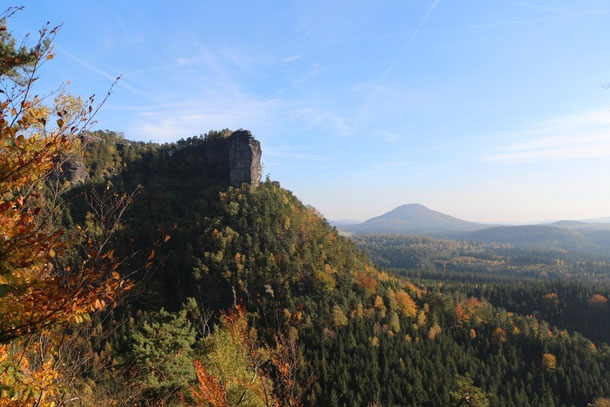 Blick vom Prebischtor in östlicher Richtung auf die Flügelwände, im Hintergrund der Rosenberg.