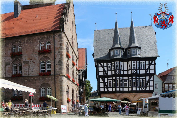 Das Rathaus (1512/16) und Weinhaus (1538) mit ehemaligen "Pranger" an der Marktplatzecke!