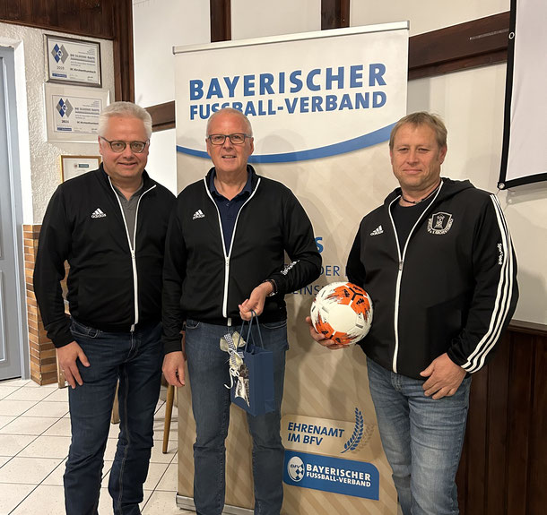 Am Ende der Veranstaltung bedankte sich Kreisehrenamtsbeauftragter Roman Melzner (links) mit einem Spielball beim gastgebenden Verein SC Kirchenthumbach um ihren Vorsitzenden Josef Reisner (rechts), sowie beim Referenten Reinhard Rengsberger mit einem kle