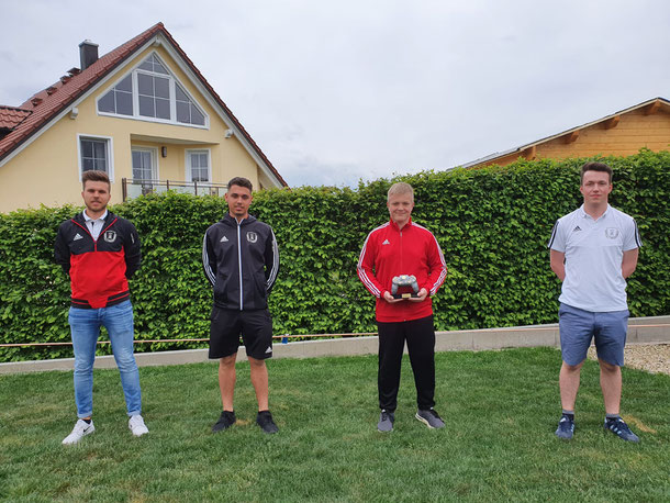 (Auf dem Bild die U30 Vertretung des SCK, v. l. Tim Fronhöfer, Nico Lindner und Leo Mückl (rechts) sowie Turniersieger Sebastian Weber (2. v. r.)