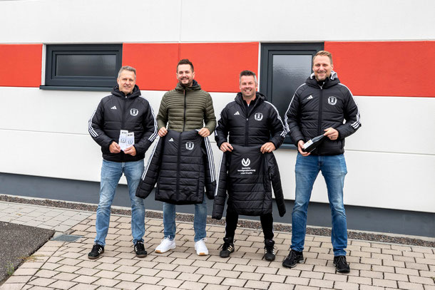 v.l. Geschäftsführer Gerhard Frohnhöfer, Sponsor Julian Stopfer, Trainer Michael Hagenburger, Schriftführer Michael Brand