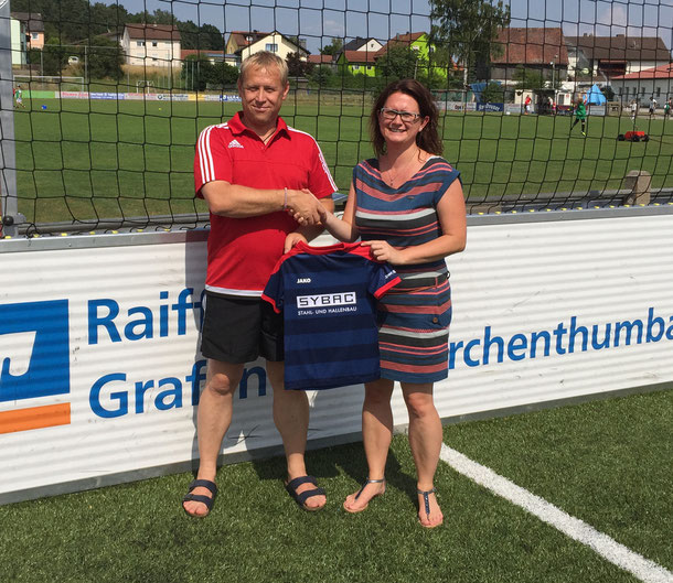 Trainer Josef Reisner und Sponsor Nicole Schusser-Schindler (www.sybac.de)