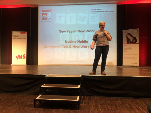 Nadine als Speakerin beim Equal Pay Day