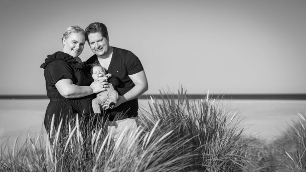 Fotoshooting Fotoshooting am Strand Strandfotoshooting Strandfotos Fotograf St. Peter-Ording Familienshooting Urlaubsbilder Fotoshooting Outdoor Familienfotoshooting Fotoshooting in St. Peter-Ording