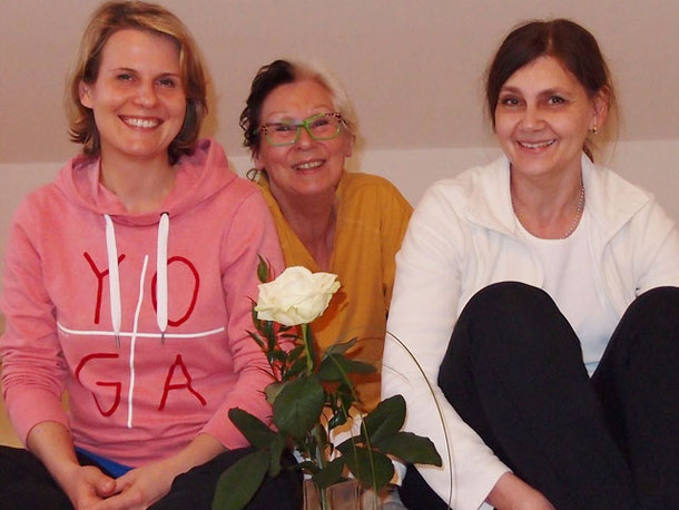 Dagmar Hiller mit zwei Teilnehmerinnen aus einer Workshopgruppe