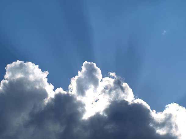 Cumulus Wolken von der Sonnen indirekt bestrahlt. Aufgenommen in St.Johann, Schwäbische Alb