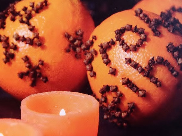 Hier sieht man Pomeranzenkugeln, das sind mit Nelken besteckte Orangen. Foto Beate M. Sievers