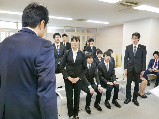ひとりずつ名前を呼ばれ、事業部長と対面する新入社員たち