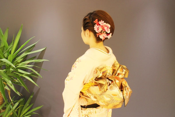 着付け。東横線綱島の美容院で振袖の着付け