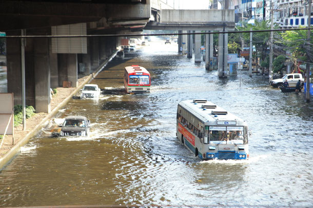 Bangkok 2011: Die Straen sind massiv berflutet