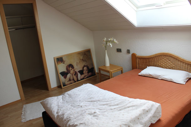 Schlafzimmer mit französischem Bett und begehbarem Kleiderschrank