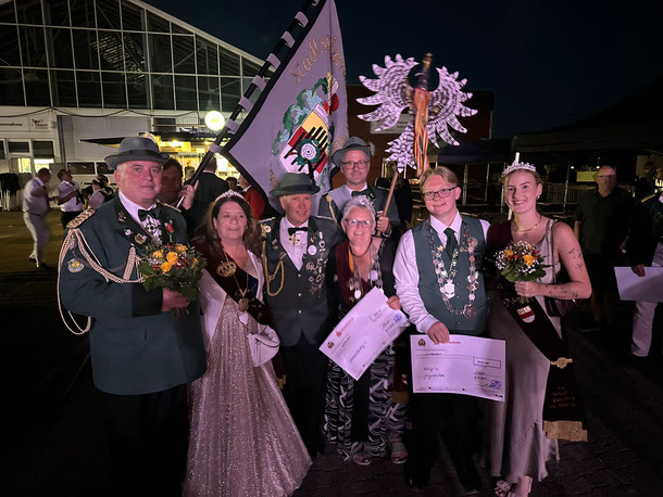 v.l.n.r.: Andreas Lewalski (Prinzgemahl), Gudrun Lewalski (Kaiserin), Dieter Milde ( Prinzgemahl), Beatrix Milde (Stadtschützenkönigin), Lukas Milde (Stadtjungschützenkönig), Name folgt (Königin)
