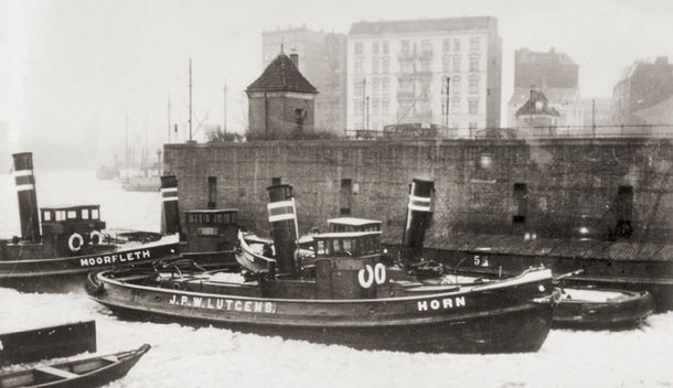 The Lütgens Tugs at their berth near the Brandshofer Schleuse in 1942. Slg. Björn Nicolaisen