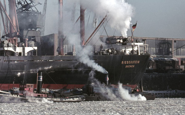 Tankcleaning in 1958. Foto: Herbert Voß © Michael Bera