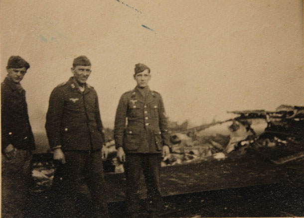 Ernst Meins Vater (rechts) vor einem abgeschossenem Flugzeug.