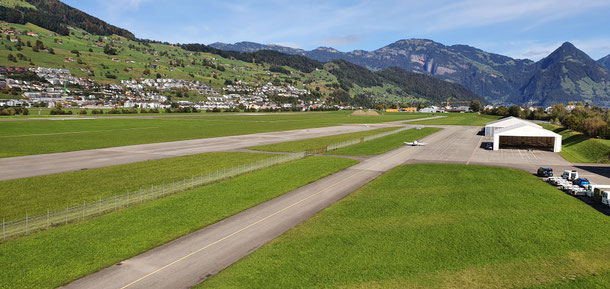 Verkehr rollt auf dem Taxiway