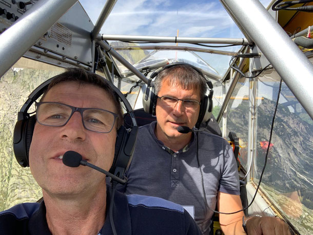 Der Instruktor mit Flugschüler