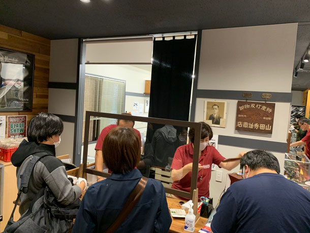 飛沫防止対策レジで会計