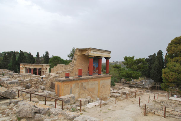 Knossos - einige der farbigen Säulen sind noch erhalten