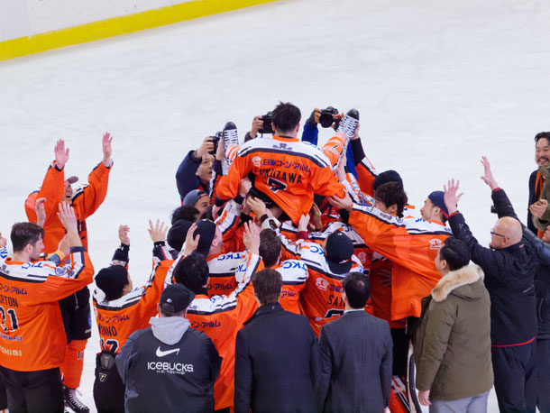 アイスバックス#7福沢選手が引退セレモニーでチームメイトに胴上げを7回されました