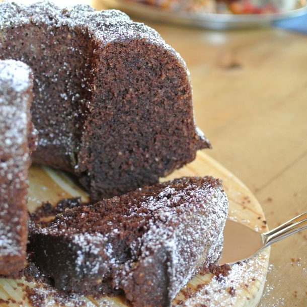 Schneller Schokoladenkuchen mit Sahne und Karamell-Topping