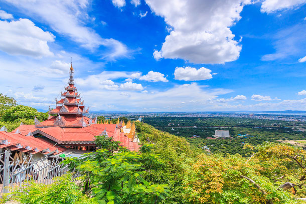 Ausblick vom Mandalay Hill auf die weite Landschaft Myanmars.