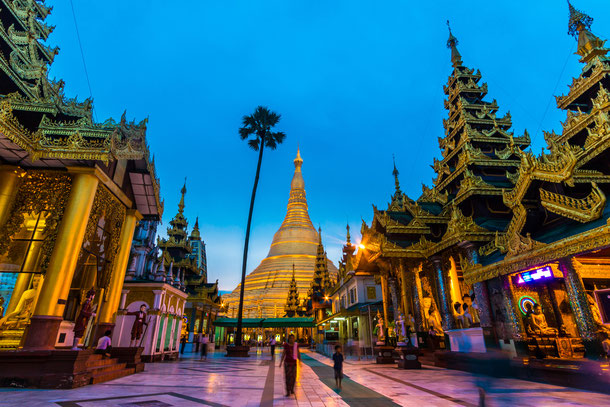 Die goldene Schwedagon Pagode in Yangon der Haupstadt Myanmars