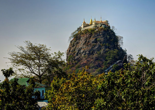 Am Fuße des weithin sichtbaren Mount Popa befindet sich ein kleines Pilgerdorf der Anhänger des burmesischen Nat Kults. 