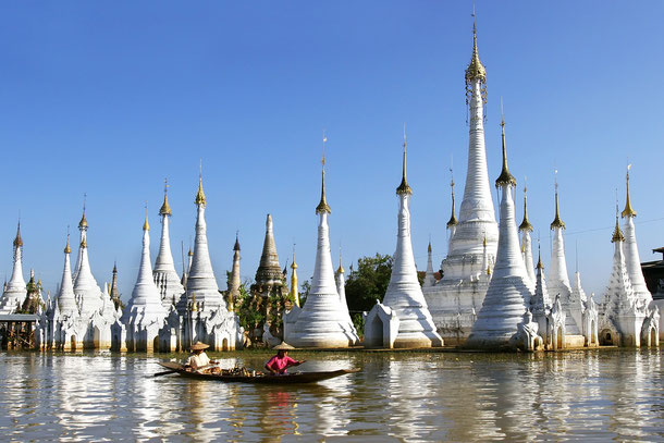 Die weißen Pagoden am Inle-See sind ein tolles Fototmotiv und Ausflugsziel. 