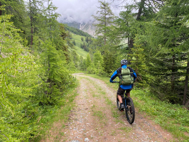 in un baleno bruciamo i 4 km circa di discesa su strada bianca 