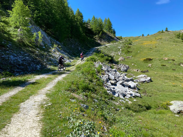 affrontiamo la prima rampa dura della giornata in direzione laghi di champlong